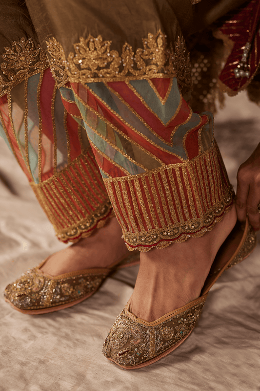 Zar Qalam Jutti