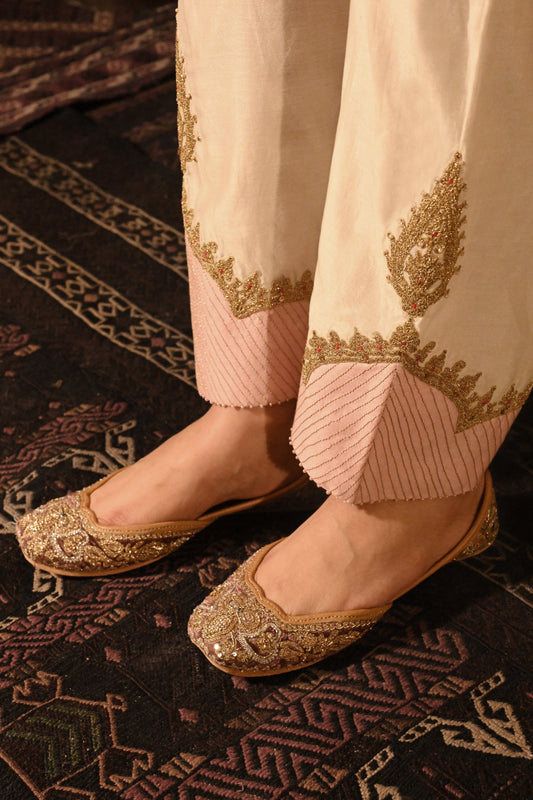 Naqsh-E-Gulab Jutti