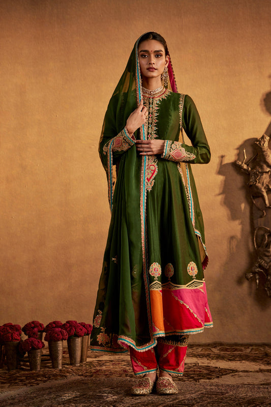 Woman in deep green Mughal peacock kurta set, intricate embroidery, traditional South Asian fashion