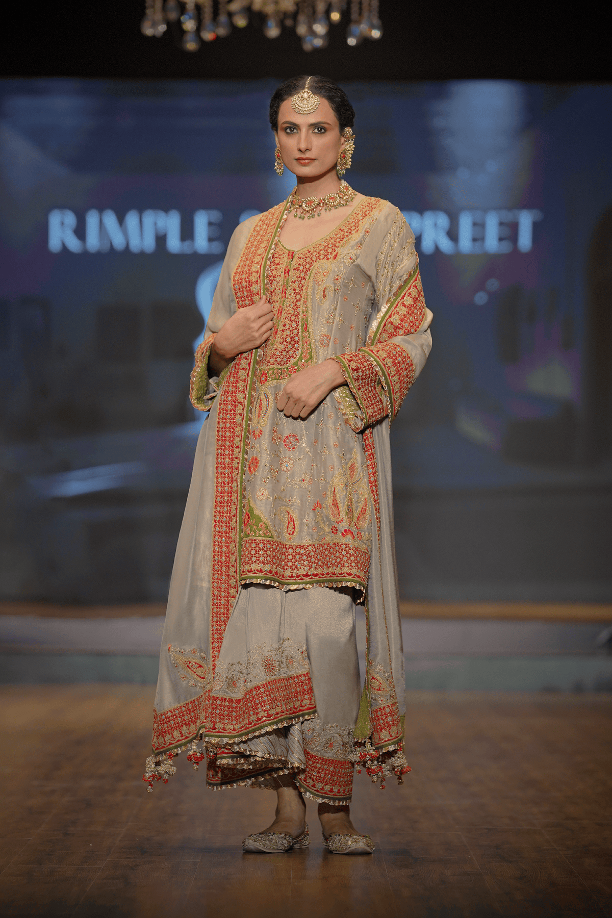 Pale Gold Floral Vine Lungi Set