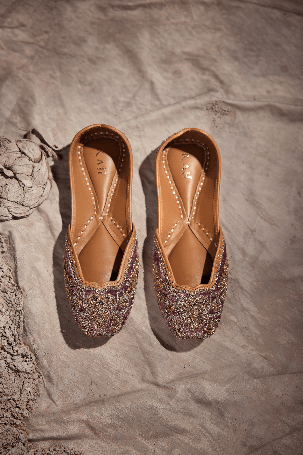Naqsh-E-Gulab Jutti