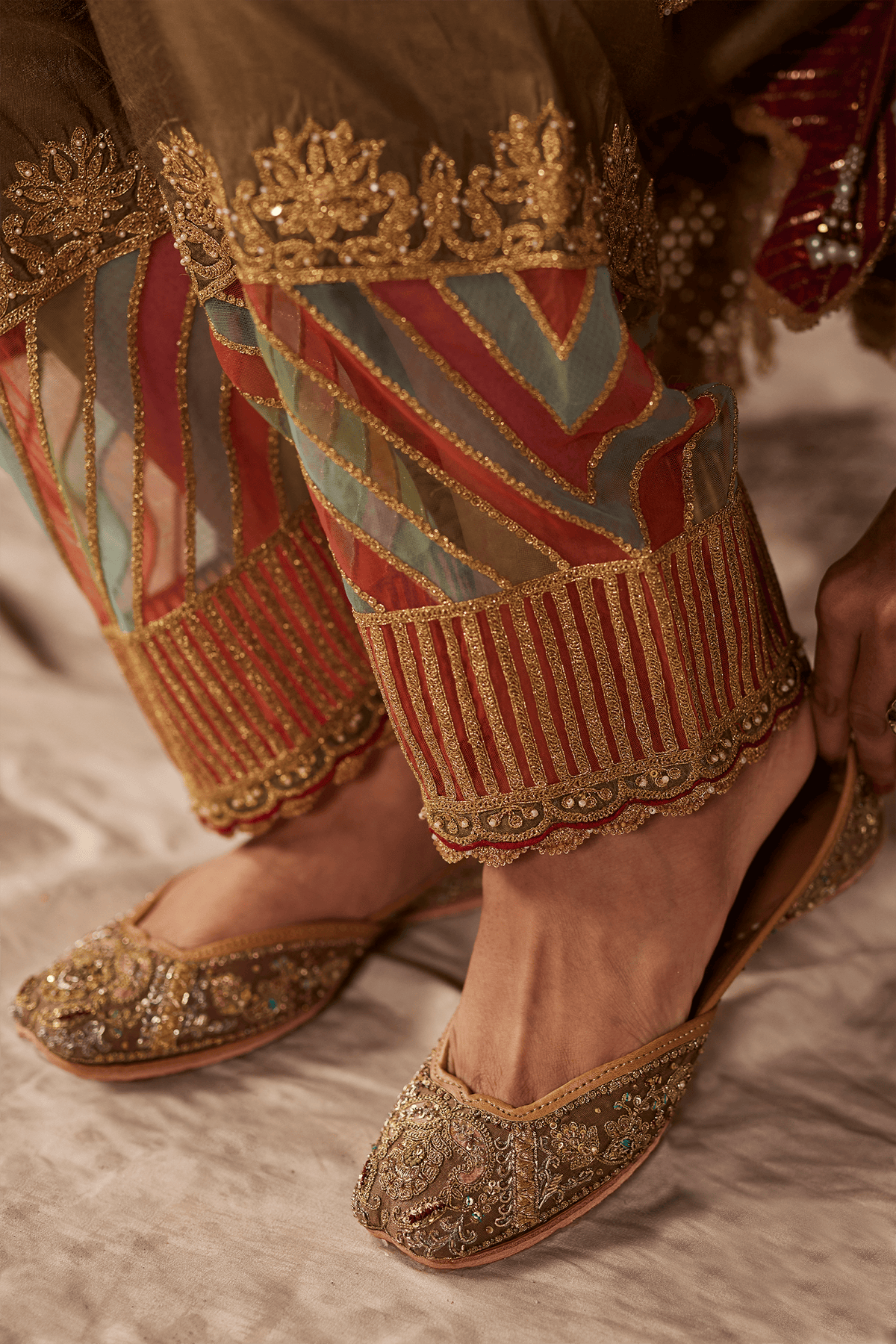 Zar Qalam Jutti