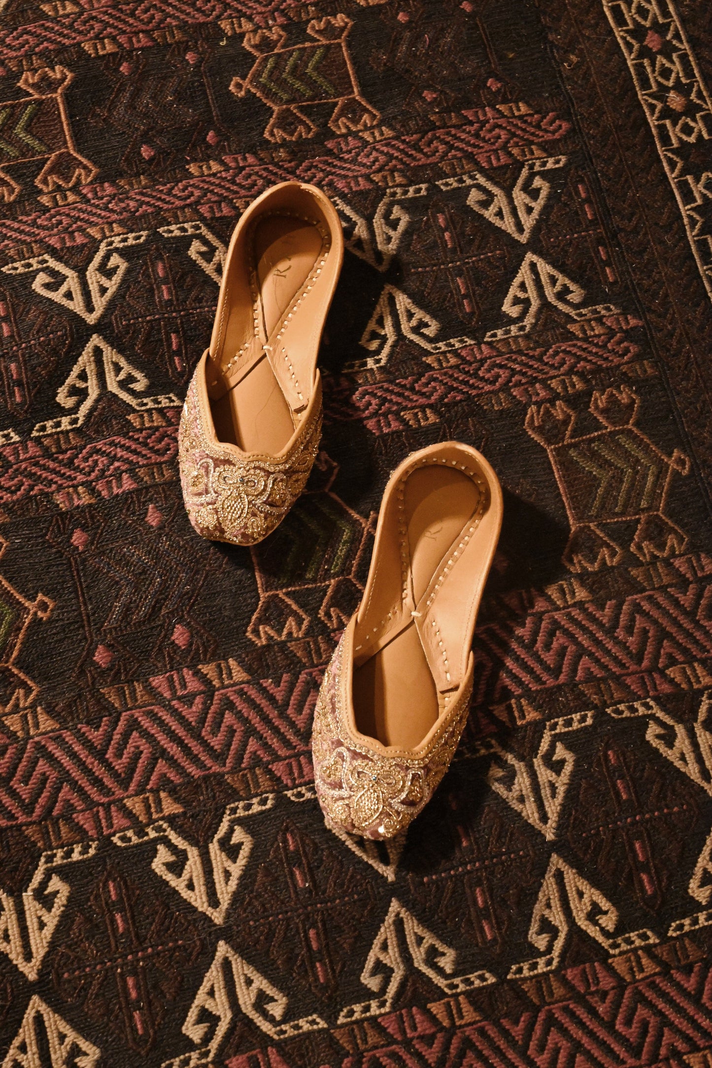 Naqsh-E-Gulab Jutti