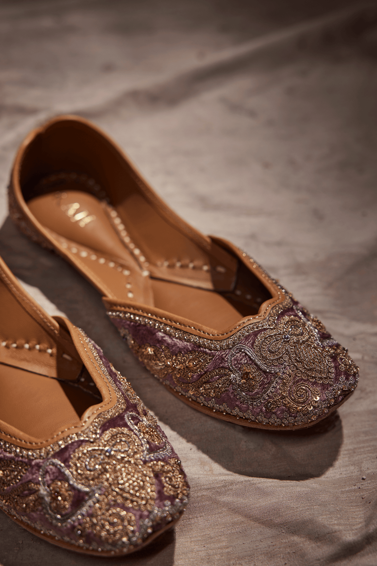 Naqsh-E-Gulab Jutti