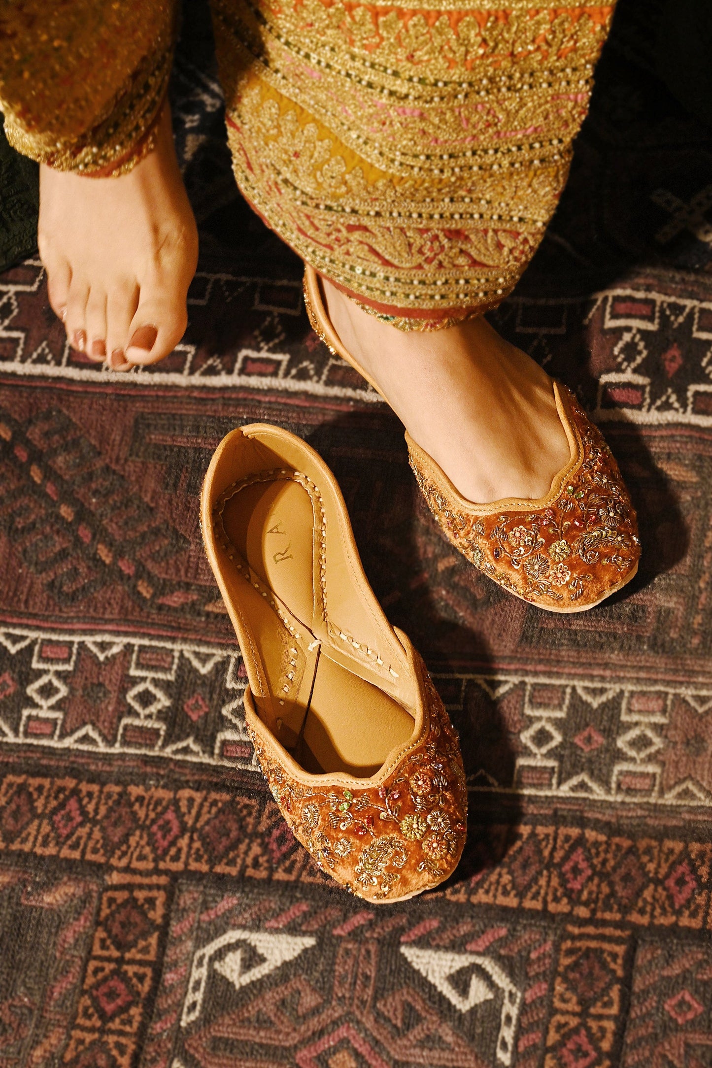 Gulposh Zahab Jutti