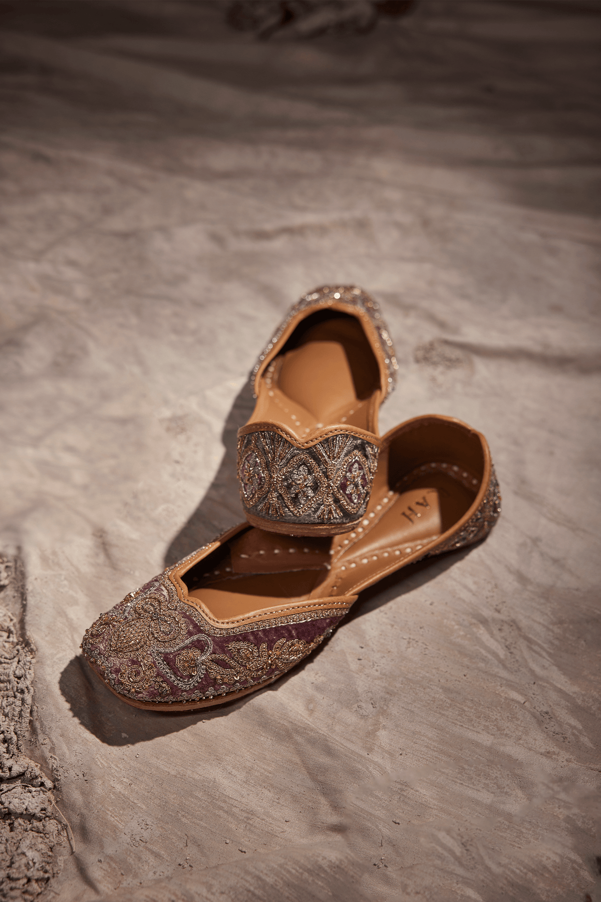 Naqsh-E-Gulab Jutti