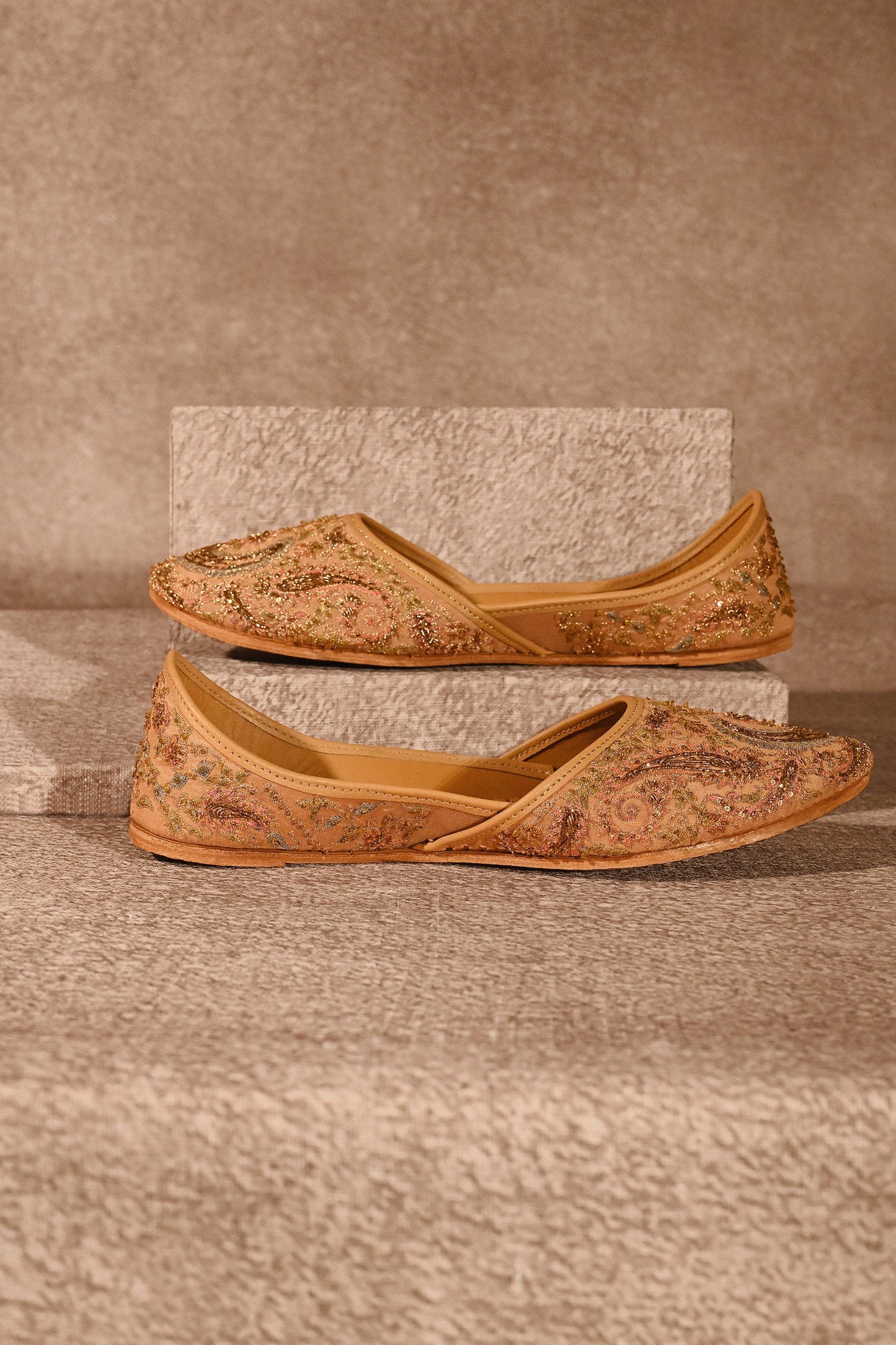 Khatt-E-Zar Jutti