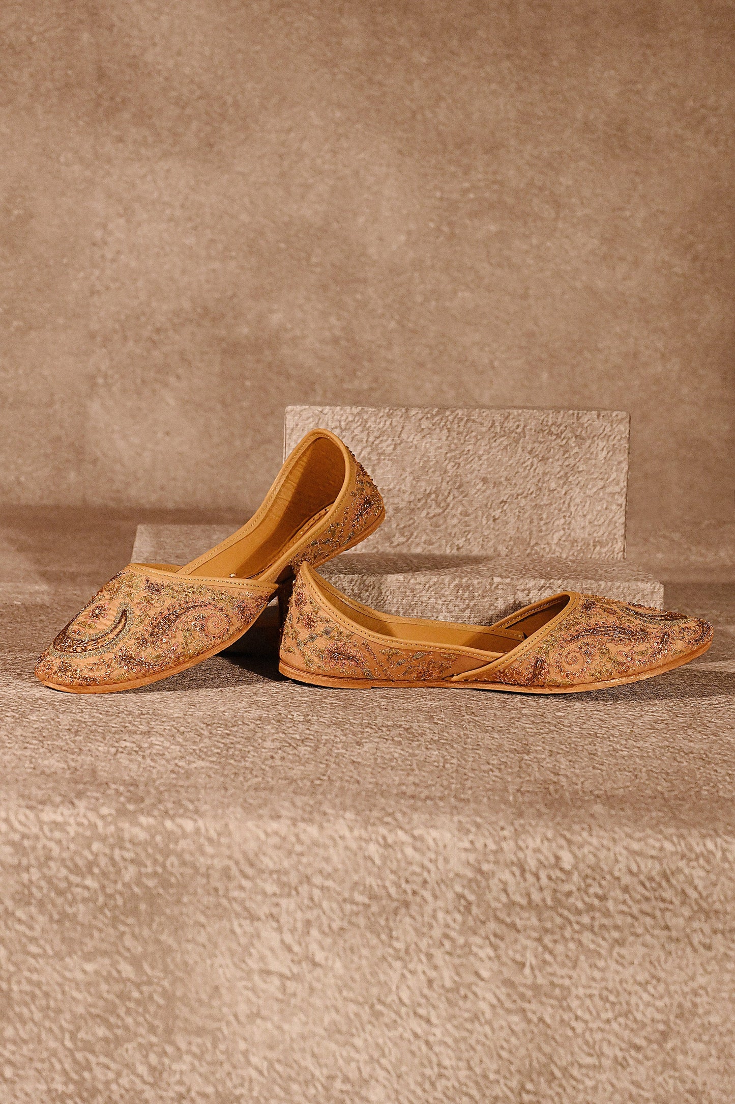 Khatt-E-Zar Jutti