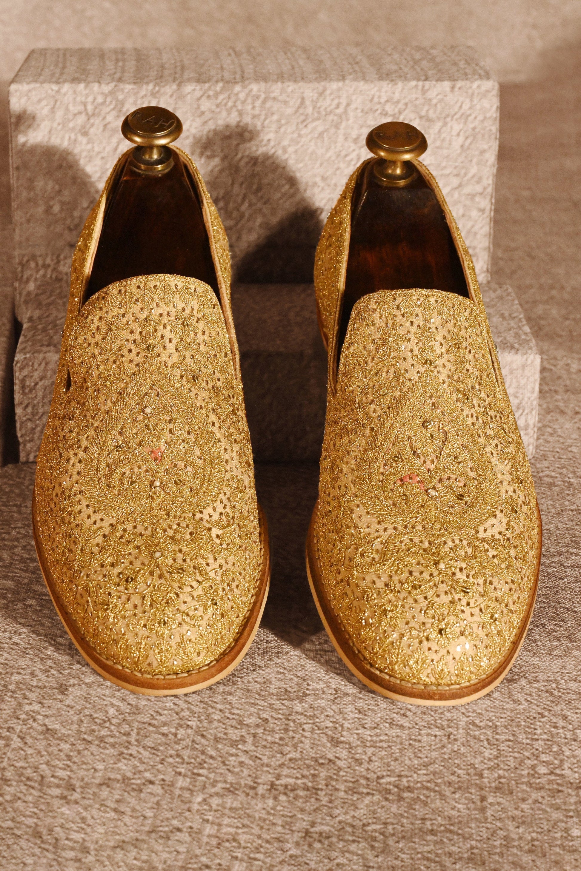 Zeenat-E-Darbar Atelier Shoe Rimple & Harpreet Zeenat-E-Darbar Atelier Shoe Rimple & Harpreet