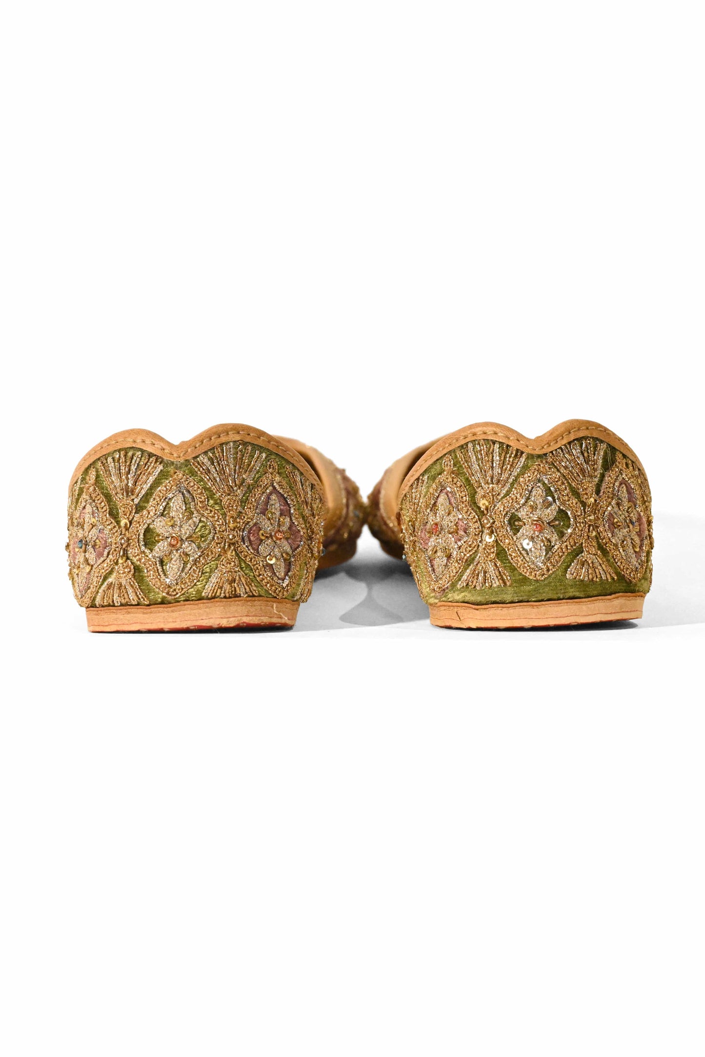 Naqsh-E-Gulab Jutti