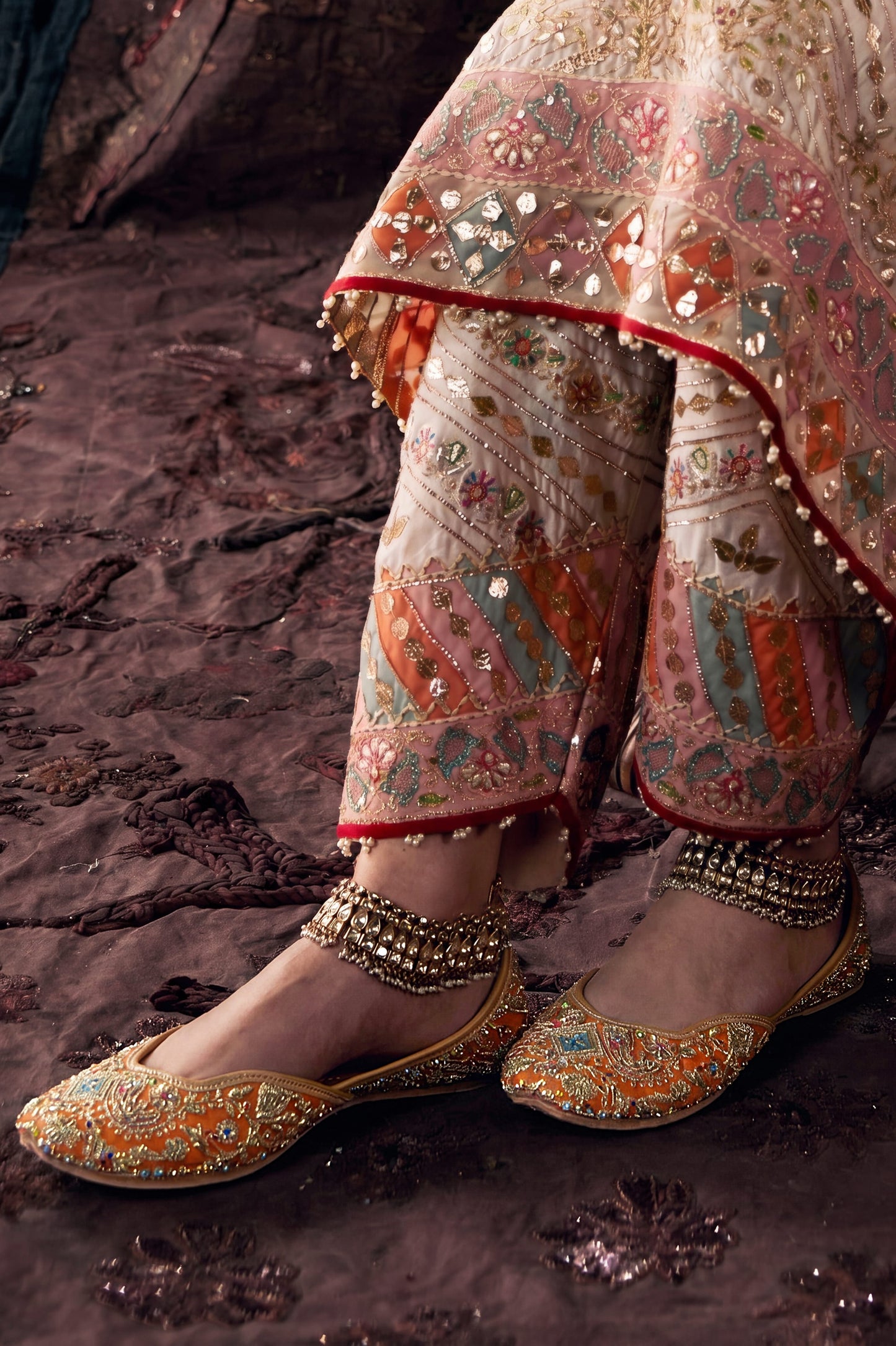 Suzani Khaas Jutti